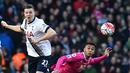 Pemain Tottenham Hotspur,  Kevin Wimmer (kiri) berduel dengan pemain Bournemouth,  Joshua King  pada lanjutan liga Inggris di Stadion White Hart Lane, London, Minggu (20/3/2016). (AFP/Ben Stansall)