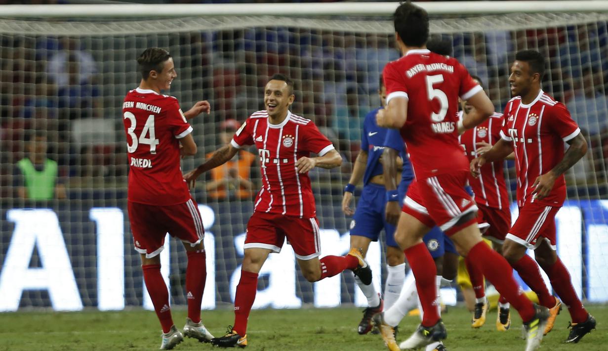 Para pemain Bayern Munchen merayakan gol yang dicetak oleh Rafinha pada laga turnamen pramusim ICC 2017 di Stadion Nasional Singapura, Selasa (25/7/2017). Bayern Munchen menang 3-2 atas Chelsea. (EPA/Wallace Woon)