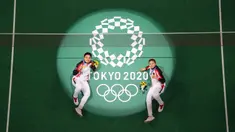 Pemain badminton Indonesia Apriyani Rahayu/Greysia Polii berpose dengan medali emas badminton ganda putri Olimpiade Tokyo 2020 di Musashino Forest Sports Plaza, Tokyo, Jepang, 2 Agustus 2021. Apriyani/Greysia meraih emas usai mengalahkan wakil China Chen Qing Chen/Jia Yi Fan. (LINTAO ZHANG/POOL/AFP)
