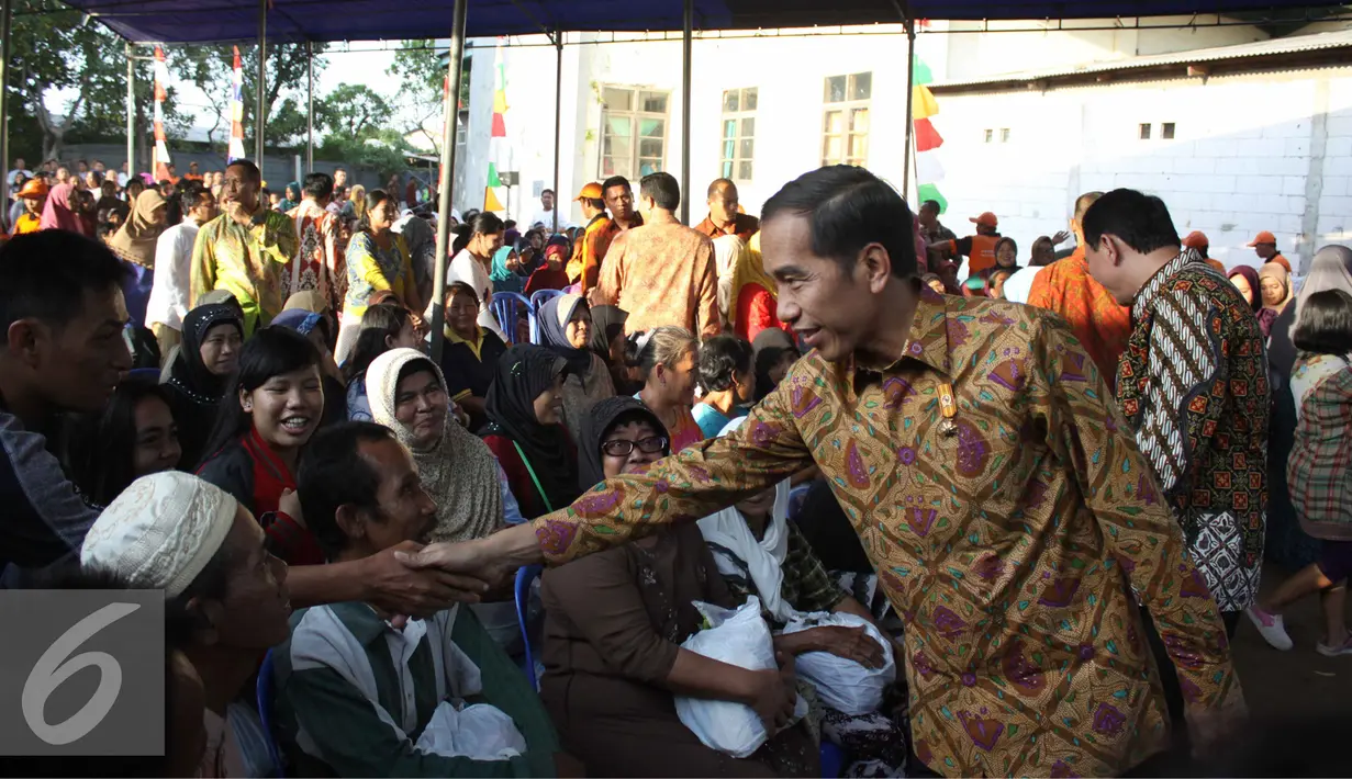 Presiden Jokowi tampak menyalami warga, Jakarta, Kamis (3/9/2015). Presiden Jokowi bersama Gubernur Ahok mengadakan blusukan dan membagikan semabko pada warga di kawasan Cilincing. (Liputan6.com/Gempur M Surya)