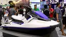 Pengunjung melihat jet ski dalam pameran bertajuk Deep & Extreme Indonesia 2018 di JCC Senayan, Jakarta, Jumat (9/3). Pameran ini digelar dari 8-11 Maret 2018. (Liputan6.com/Immanuel Antonius)