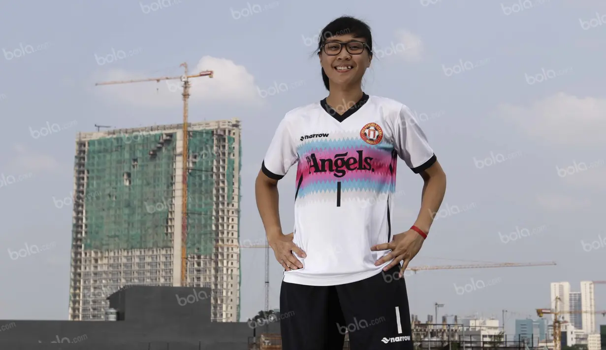 Pemain JK Angels, Citra Adisti, sejak kecil menekuni karate dan kemudian bola voli saat SMA, baru futsal. Sejak awal bermain futsal memang langsung memilih menjadi penjaga gawang. (Bola.com/Arief Bagus)