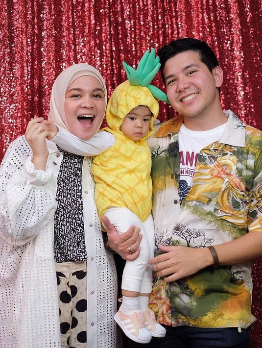 Haykal Kamil dan istri juga memberi perhatian penuh pada sang buah hati yang sedang dalam masa pertumbuhan. Momen-momen kebersamaan mereka nampak manis dan harmonis. (Liputan6.com/IG/@haykalkamil)