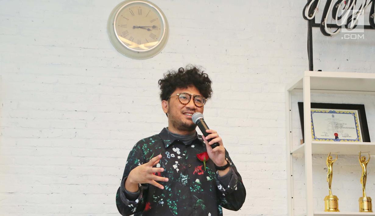 Penyanyi Kunto Aji memberikan keterangan saat rilis single di kawasan Kemang, Jakarta, Kamis (23/11). Menurut Kunto Aji, pembuatan lagu tersebut dilakukan dengan pendekatan sangat pribadi. (Liputan6.com/Herman Zakharia)