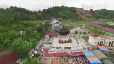 Sejumlah warga Pidie Jaya Aceh terpaksa salat jumat di halama masjid yang roboh
