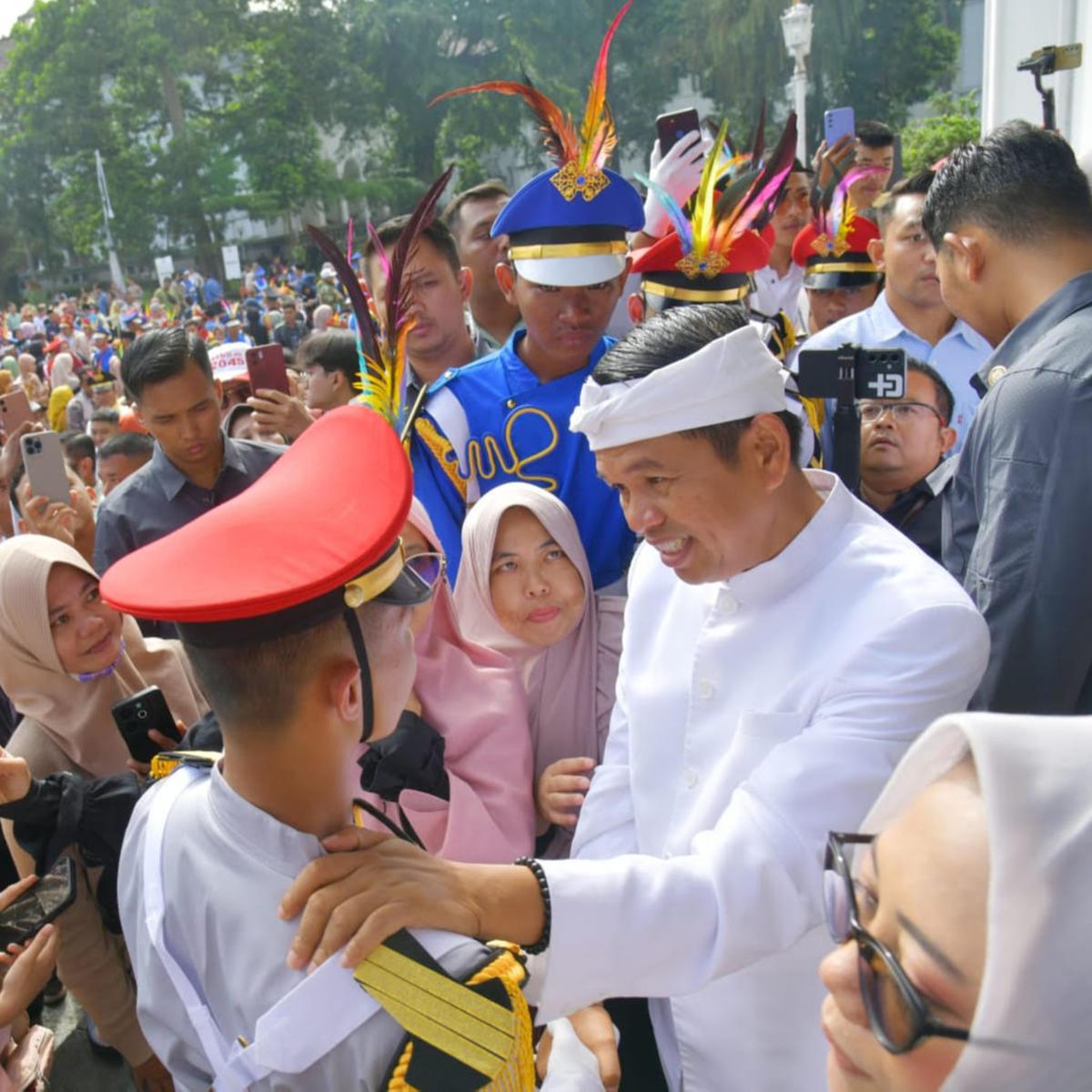 pelajar lulus dari barak militer
