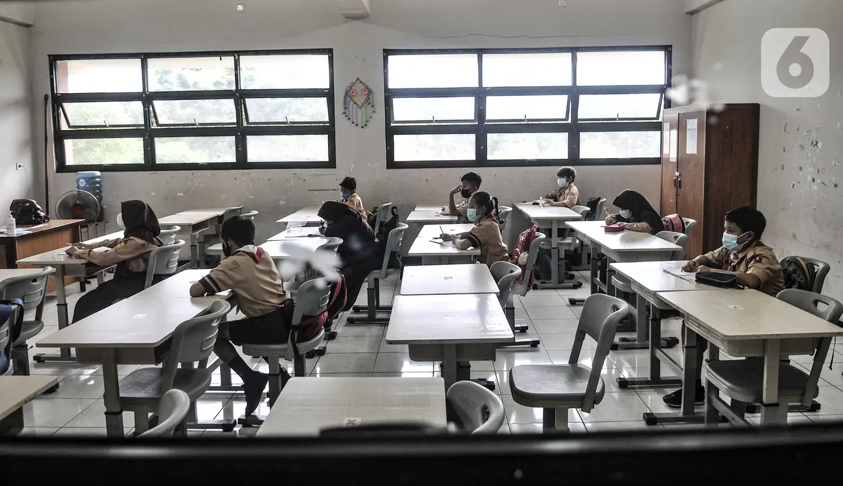 Suasana saat siswa mengikuti pembelajaran tatap muka di salah satu ruang kelas SDN Pulogadung 07, Jakarta, Rabu (7/4/2021). Dinas Pendidikan DKI Jakarta hari ini mulai menggelar pembelajaran tatap muka di sejumlah sekolah. (merdeka.com/Iqbal S. Nugroho)