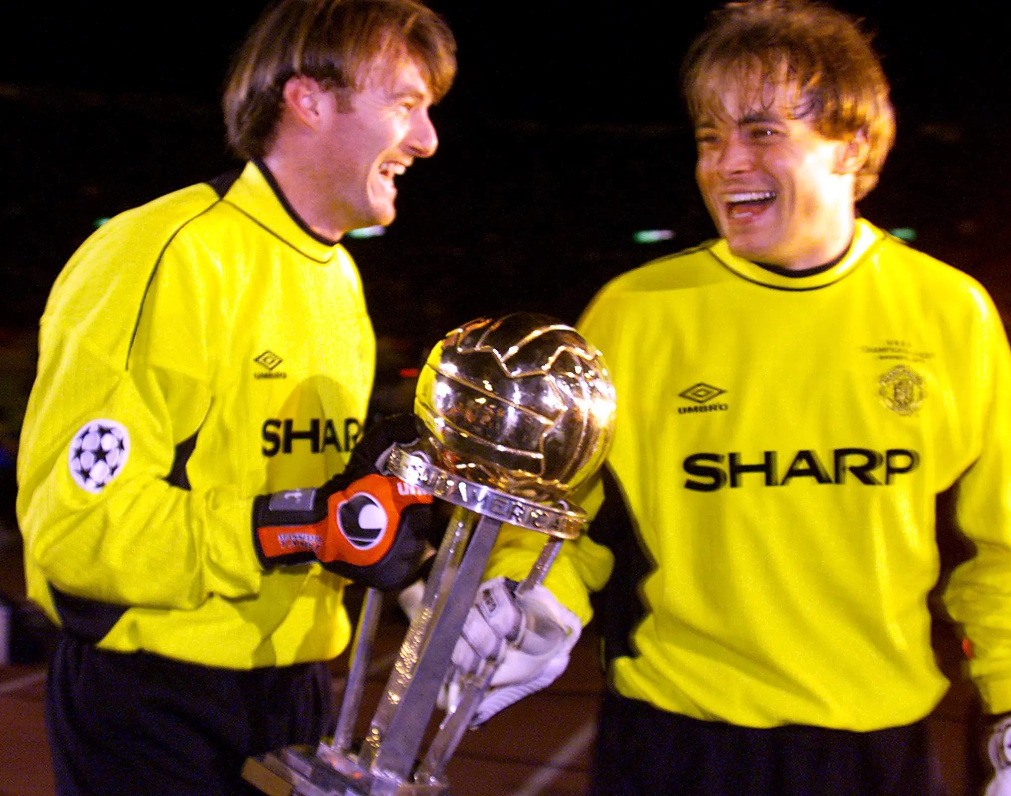 Mark Bosnich (kanan) bersama Massimo Taibi. (AFP/Yoshikazu Tsuno)