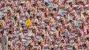 <p>Para peserta dilatih selama beberapa minggu terakhir untuk tampil selama 15 menit di Stadion Sarusajai. Kegiatan ini juga diikuti oleh penampilan terpisah yang terdiri dari penabuh genderang dan musisi lainnya. (AP Photo/Anupam Nath)</p>