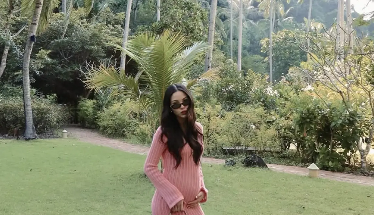 Salah satu ciri utama gaya kehamilan Alyssa adalah pemilihan siluet yang simpel. Ia kerap memilih dress dengan potongan lurus, empire waist, atau flowy yang memberi ruang gerak lebih nyaman tanpa menghilangkan kesan anggun.  [Foto: Instagram/ Alyssa Daguise]