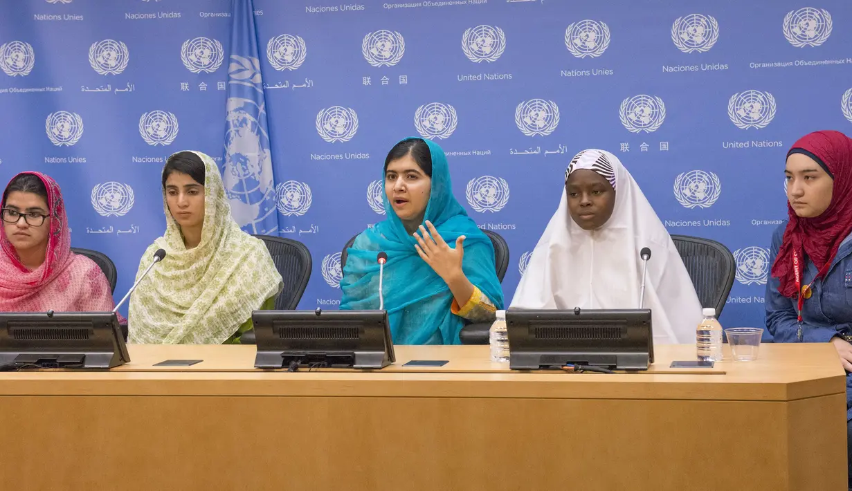 Peraih Nobel Perdamaian, Malala Yousafzai (tengah) bersama aktivis Kainat Riaz, Shazia Ramzan, Amina Yusuf dan Salam Masri memberikan keterangan pers setelah berpidato di Majelis Umum PBB, New York, Jumat (25/9). (REUTERS/Darren Ornitz)