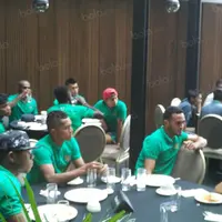 Para pemain Timnas Indonesia makan ditempat terpisah saat berada di Hotel Aston Sentul, Jawa Barat, Rabu (14/12/2016). (Bola.com/Vitalis Yogi Trisna)
