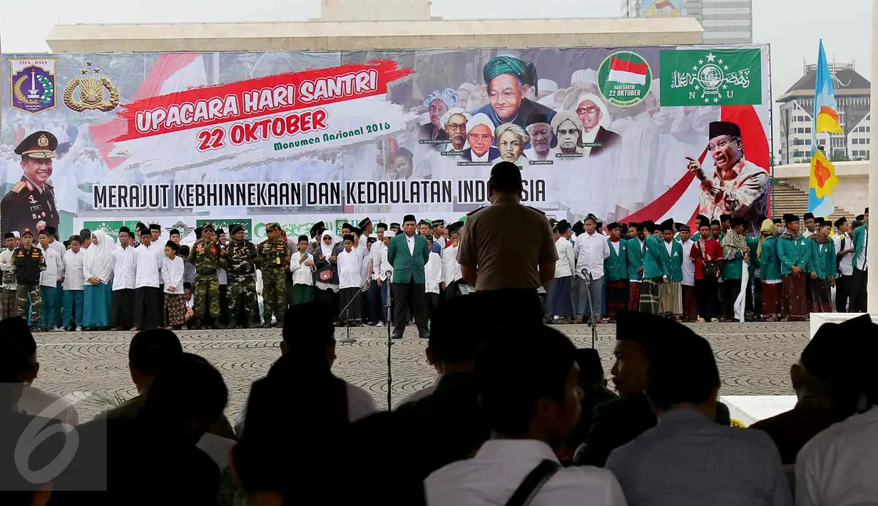 Wakapolri Komjen Pol Syafruddin memberikan sambutan di hadapan para santri dalam Upacara Hari Santri Nasional di silang Monas, Jakarta, Sabtu (22/10). Upacara dihadiri sekitar 50.000 santri dari se-Jabodetabek. (Liputan6.com/Fery Pradolo)