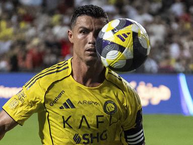 Pemain Al-Nassr, Cristiano Ronaldo berusaha mengontrol bola dalam laga semfinal Saudi Super Cup 2025 melawan Al-Ittihad di Hong Kong Stadium, Hong Kong, Selasa (19/08/2025) waktu setempat. (AP Photo/Chan Long Hei)