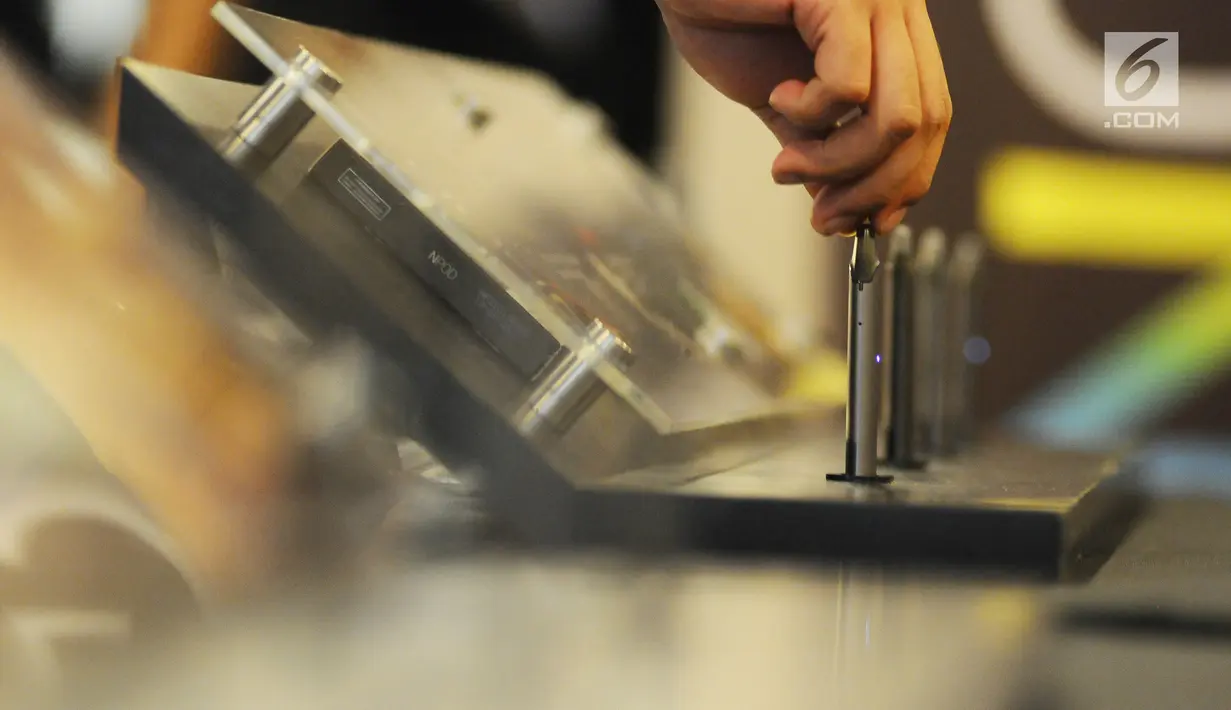Penampakan rokok elektrik NCIG oleh Nasty dan Hex saat peluncuran di Jakarta, Jumat (22/3). Pemerintah menerapkan tarif cukai pada rokok elektrik. (Liputan6.com/HermanZakharia)