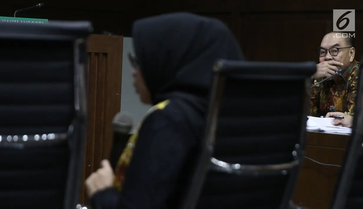 Terdakwa Johannes Budisutrisno Kotjo mendengarkan kesaksian tersangka penerima suap terkait proyek pembangunan PLTU Riau-1, Eni Maulani Saragih dalam sidang lanjutan di Pengadilan Tipikor Jakarta, Kamis (11/10). (Liputan6.com/Herman Zakharia)
