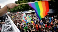 Suasana perayaan dilegalkannya pernikahan LGBT dalam parade ‘Gay Pride’ di Berlin, Jerman, Sabtu (22/7). Prancis, Denmark, Spanyol dan Inggris adalah negara yang lebih dulu dilegalkannya pernikahan sesama jenis sebelum Jerman. (AP/Markus Schreiber)