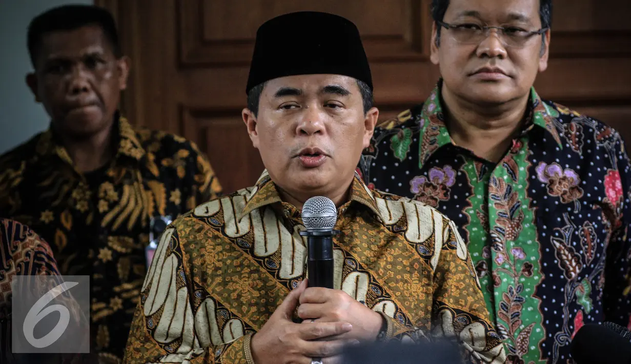 Ade Komarudin mengaku meminta nasihat kepada megawati terkait keputusan Partai Golkar yang mengembalikan Setya Novanto menjadi Ketua Umum DPR, Jakarta, Jumat (26/11).  (Liputan6.com/Faizal Fanani)