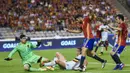 Striker Spanyol, Diego Costa, berusaha membobol gawang Belgia. Gol pertama Spanyol dicetak David Silva pada menit ke-34 melalui umpan Diego Costa. (AFP/John Thys