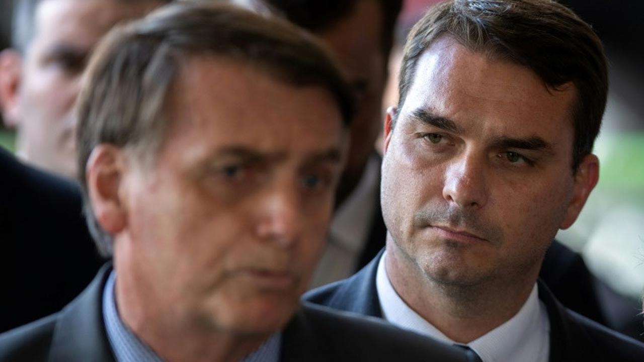 Senator Brasil Flavio Bolsonaro (kanan), putra sulung Presiden Jair Bolsonaro. (AFP)