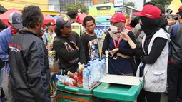 Anggota Ombudsman melakukan wawancara kepada PKL di Tanah Abang, Jakarta, Rabu (17/1). Dalam blusukannya Ombudsman pun menjelaskan kepada PKL dikawasan tersebut, kalau kebijakan yang dibuat telah melanggar peraturan. (Liputan6.com/Angga Yuniar)