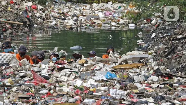 FOTO: Tumpukan Sampah Penuhi Kali Busa Tambun Utara