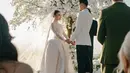 Menurut Christie Basil melalui unggahan Instagram, permintaan Jennifer sebenarnya cukup sederhana. Ia ingin tampil sebagai timeless bride dengan siluet princess cut, namun tetap sesuai dengan karakternya yang "elegantly sexy". Hasilnya adalah sebuah gaun pengantin yang memadukan kemewahan klasik dengan detail couture yang memukau. [@jennifercoppenreal20].