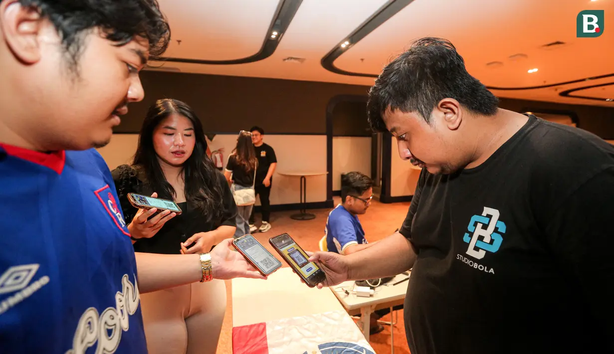 Sejumlah penonton melakukan regristrasi kedatangan saat Roaring Night Liga Inggris 2023/2024 antara Chelsea melawan West Ham di Hotel Ibis Tanah Abang, Jakarta, Minggu (05/05/2024). (Bola.com/Bagaskara lazuardi)