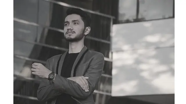 Melalui akun Instagramnya, ia kerap mengunggah video saat mengcover lagu.