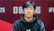 Pelatih Timnas Indonesia Shin Tae-yong mengaku ogah mengecewakan suporter saat timnya menjamu Vietnam dalam laga lanjutan Kualifikasi Piala Dunia 2026 di Stadion Utama Gelora Bung Karno (SUGBK), Kamis (21/3/2024). (Bola.com/Bagaskara Lazuardi)