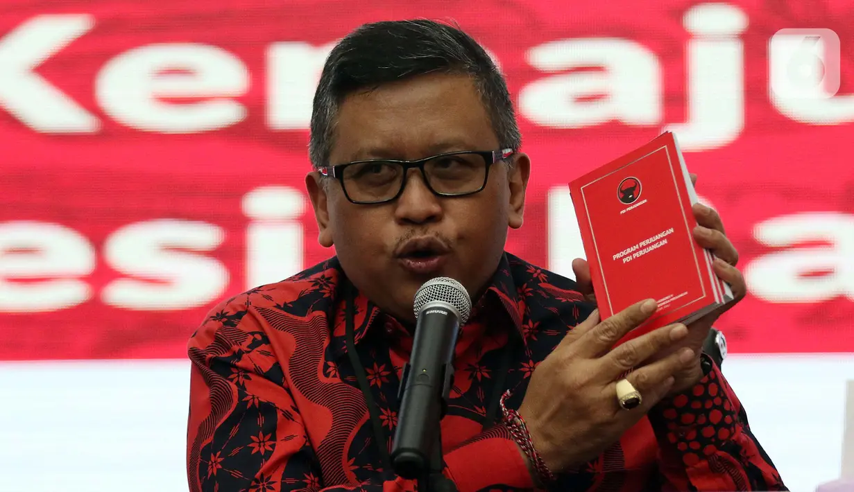 Sekjen PDIP Hasto Kristiyanto memberikan keterangan dalam konferensi pers di Jakarta, Rabu (8/1/2020). PDIP bakal menggelar Rapat Kerja Nasional I sekaligus HUT Ke-47 partai di JIExpo, Kemayoran, Jakarta Pusat pada 10-12 Januari 2020. (Liputan6.com/Johan Tallo)