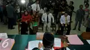 Muzdalifah (kiri) saat mengikuti sidang perdana gugatan cerai kepada suaminya Nassar, Pengadilan Agama Tanggerang, Selasa (1/9/2015). Nassar berhalangan hadir karena ada pekerjaan di luar negeri. (Liputan6.com/Faisal R Syam)
