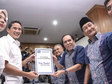 Bakal calon Gubernur DKI Jakarta Sandiaga Uno (kedua kiri) dan istri menerima formulir Ketua Bidang Penjaringan Pemilukada DPD-PD DKI Jakarta, Raja Mantan Purba di DPD Demokrat, Jakarta, Jumat (22/4). (Liputan6.com/Faizal fanani)