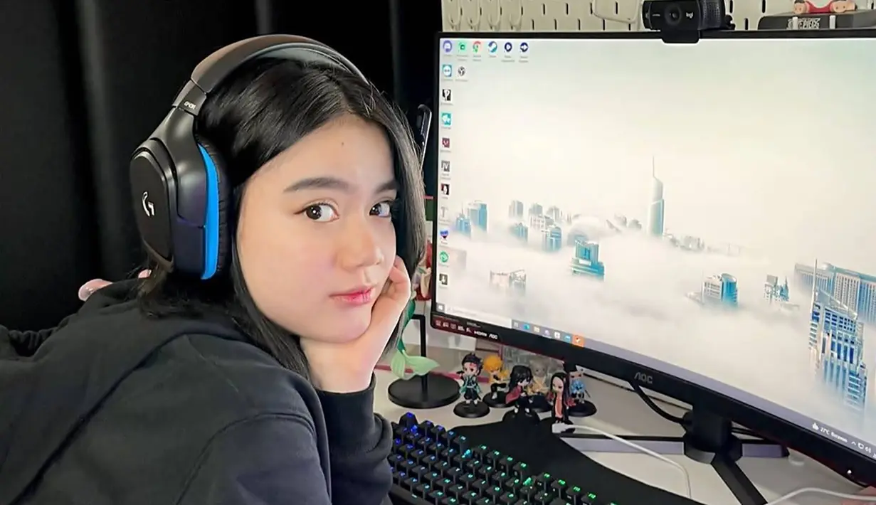 Di sela kesibukannya dalam menjadi brand ambassador sebuah tim esports, Kayess juga memiliki hobi traveling. Banyak dari momen seru liburannya ini pun kerap ia unggah dalam media sosial Instagramnya. Tampil dengan outfit kasual, gayanya yang stylish ini kerap menuai pujian dari netizen. (Liputan6.com/IG/@ewkharis)