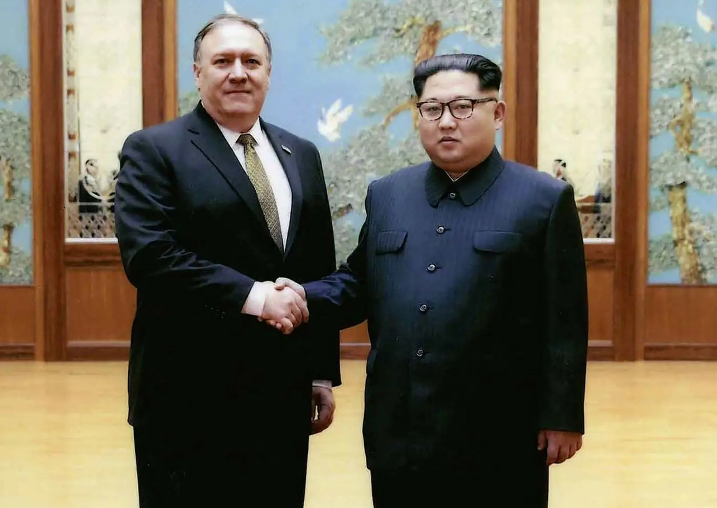 Pemimpin Korea Utara Kim Jong-un berjabat tangan dengan Menteri Luar Negeri AS, Mike Pompeo, dalam sebuah pertemuan resmi di Pyongyang (AP/The White House)