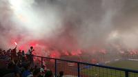 Ribuan Bobotoh tidak kuasa menahan euforia juara Persib Bandung di BRI Liga 1 2024/2025. Mereka turun ke lapangan Stadion Gelora Bandung Lautan Api, Bandung, setelah pertandingan melawan Persis Solo selesai, Sabtu (24/5/2025). (Bola.com/Muhammad Faqih)