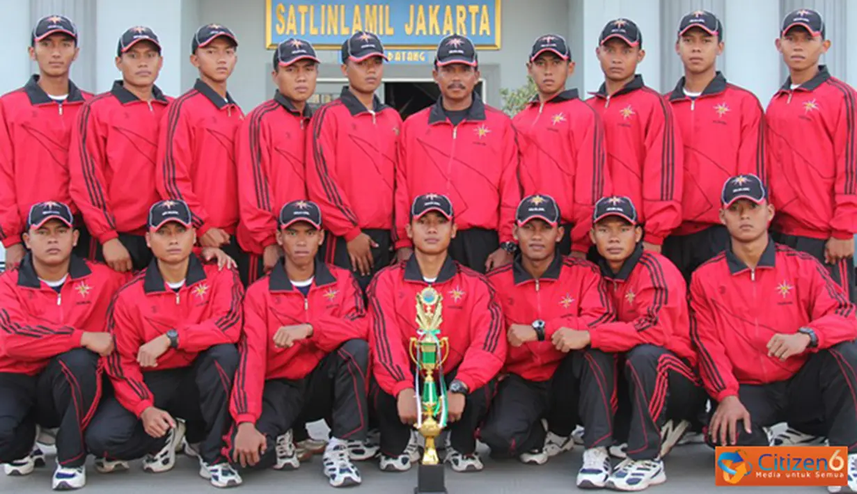 Citizen6, Jakarta: Tim Dayung Kolinlamil kembali menorehkan prestasinya dengan meraih juara umum dalam Lomba Dayung tingkat internasional Tanjung Pinang Dragon Boat Race 2012, di Tanjung Pinang, Senin (8/10). (Pengirim: Dispenkolinlamil).