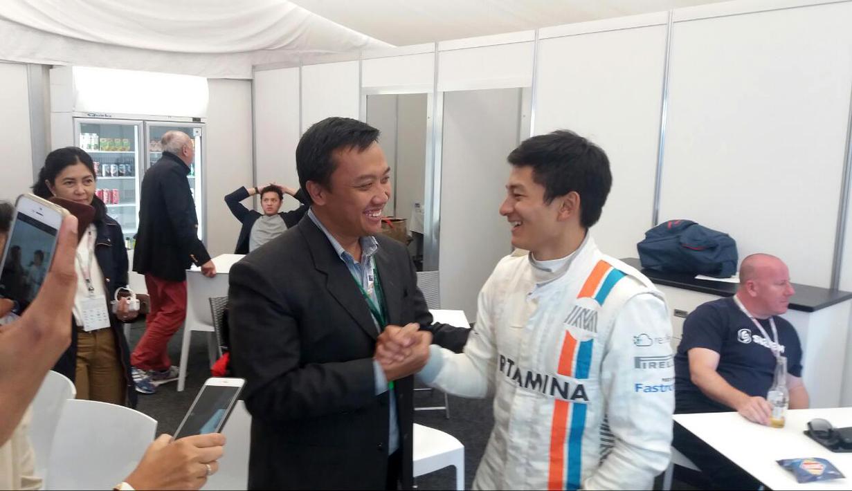 Pebalap Manor F1 Team, Rio Haryanto saat bertemu Menteri Pemuda dan Olahraga, Imam Nahrawi usai balapan perdana Formula One Australian Grand Prix, Melbourne, Minggu (20/3/2016). (Bola.com/Rio Haryanto Media)