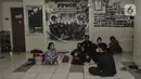 Iwan bersama keluarga dan murid saat beristirahat di sela latihan. (merdeka.com/Iqbal S Nugroho)