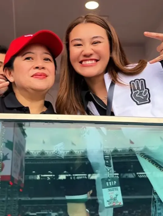 Di acara kampanye, Aaliyah Massaid tampil mengenakan jaket hitam-putih yang dipadukannya mengenakan celana jeans, bertemu Megawati, Puan Maharani, dan Ganjar Pranowo. [Foto: Instagram/aaliyah.massaid]