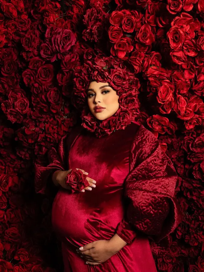6 Potret Tampilan Aurel Hermansyah dengan Riasan Overdrawn Lips di Maternity Shoot Terbaru