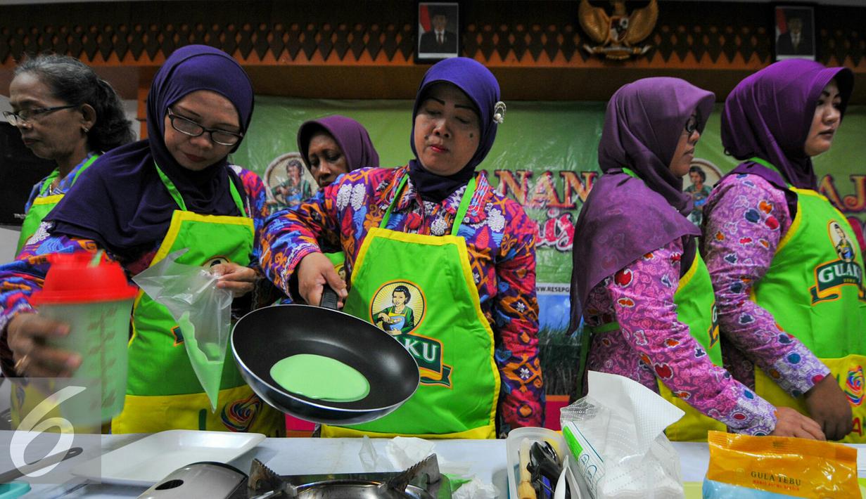 Ibu-ibu tampak antusias mengikuti lomba memasak kue tradisional di Kecamatan Makassar, Jakarta, Selasa (24/5). Gulaku gelar Jajanan Manis sebagai bentuk kepedulian terhadap pelestarian makanan tradisional. (Liputan6.com/Yoppy Renato)