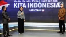 Ketua Komisi Pemilihan Umum (KPU) Hasyim Asy'ari (kanan) bersama Pimpinan Redaksi SCTV Retno Pinasti (tengah), Direktur Pemberitaan KLY Wenceslaus Manggut (kiri) saat acara penandatanganan MoU antara Emtek dengan KPU di SCTV Tower, Jakarta, Selasa (30/8/2022). Kerja sama KPU dengan Emtek ini terkait sosialisasi Pemilihan Umum yang akan diselenggarakan 2024 mendatang. (Liputan6.com/Johan Tallo)