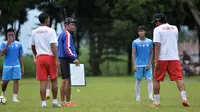 Pelatih Arema FC Joko Susilo (tiga dari kiri) memimpin sesi latihan. (Liputan6.com/Rana Adwa)