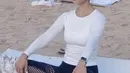 Jennifer Bachdmin kenakan roundneck long sleeve putih yang tipis dengan legging navy berjaring [@jenniferbachdim]