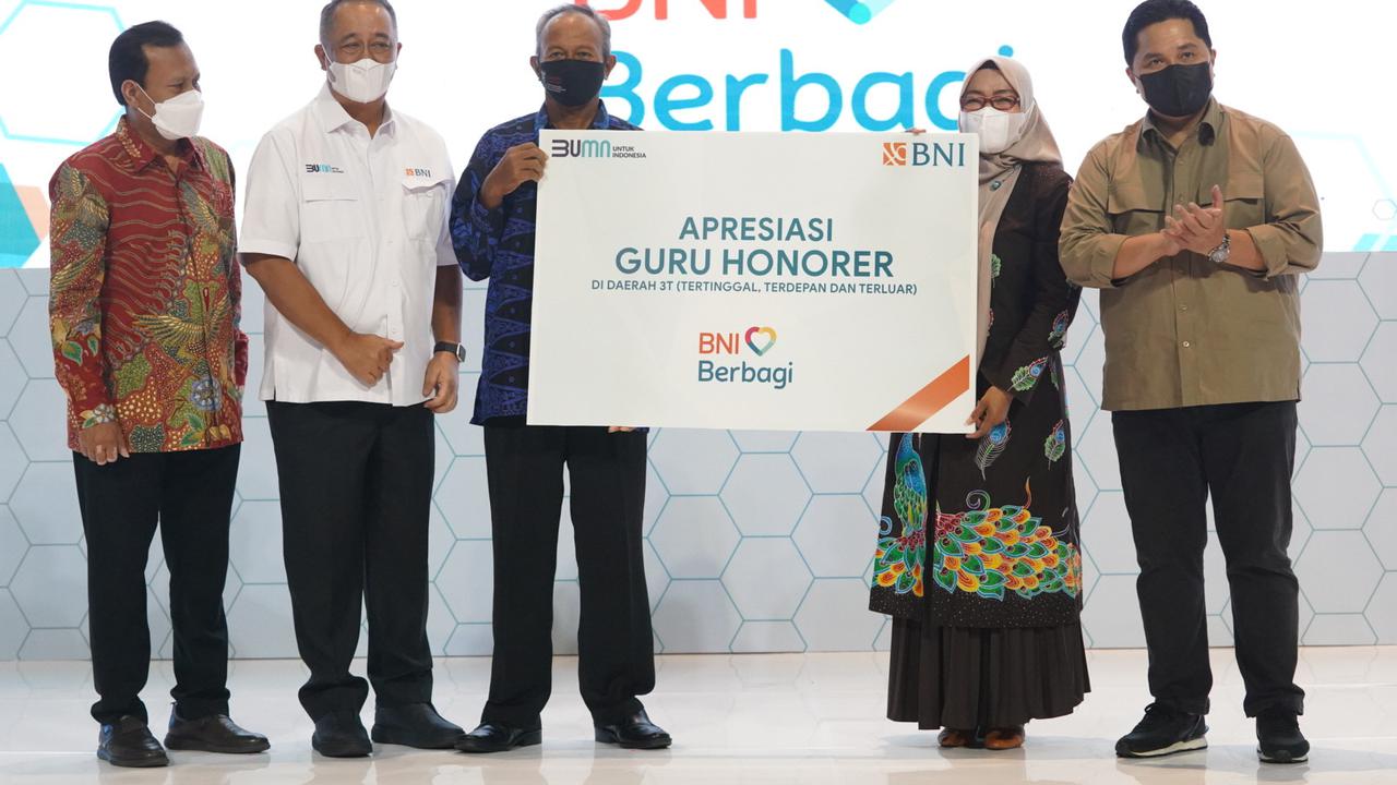 Menteri BUMN Erick Thohir menyerahkan secara simbolis apresiasi dari BNI dalam bentuk tabungan kepada guru honorer.