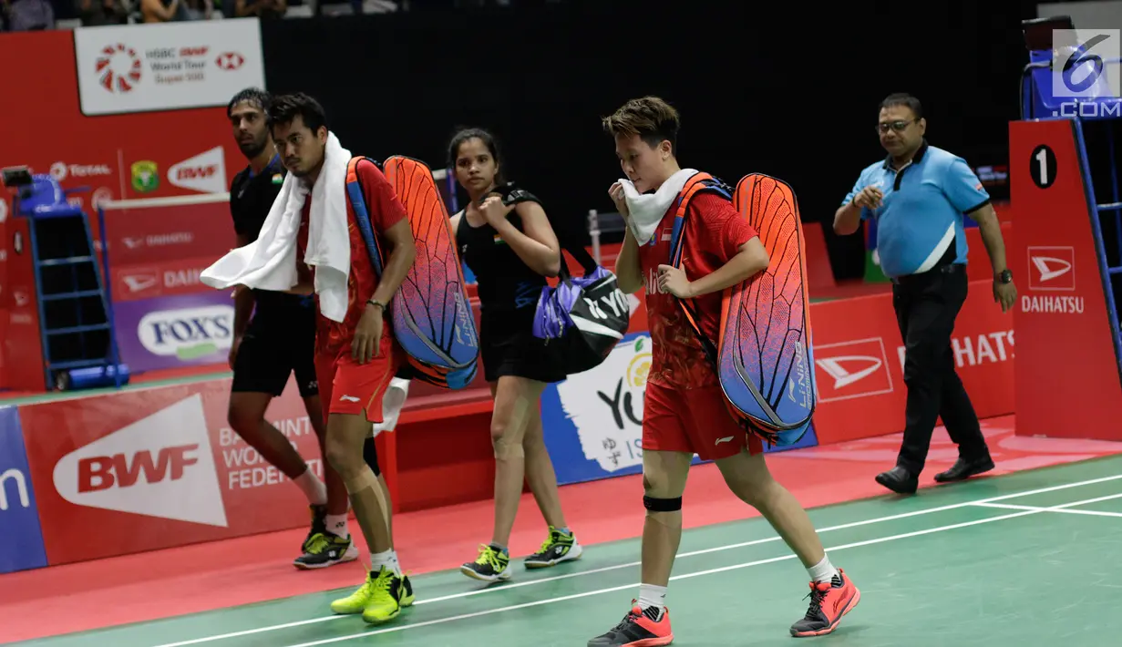 Pasangan Indonesia, Tontowi Ahmad/Lilyana Natsir meninggalkan lapangan usai melawan wakil India, Pranaav Jerry Chopra/Reddy N. Sikki pada Indonesia Masters 2019 di Istora Senayan, Selasa (22/1). Indonesia menang 21-15 21-15. (Bola.com/M Iqbal Ichsan)