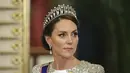 Putri Wales, Kate Middleton dari Inggris menghadiri Perjamuan untuk Presiden Afrika Selatan, Cyril Ramaphosa di Istana Buckingham, London, Inggris pada 22 November 2022. Tak hanya mahkota, Kate juga mengenakan anting yang sebelumnya dimiliki oleh Putri Diana. (Chris Jackson/Pool via AP)