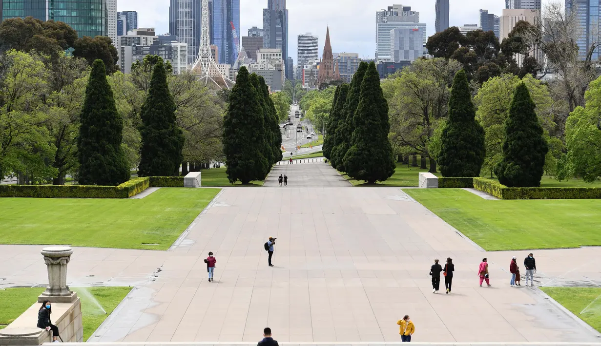Warga terlihat di Central Business District (CBD) Melbourne, Negara Bagian Victoria, Australia, 19 Oktober 2020. PM Australia Scott Morrison merilis pernyataan bersama sejumlah menteri senior lainnya guna menyambut pelonggaran lockdown secara parsial di Victoria. (Xinhua/Bai Xue)