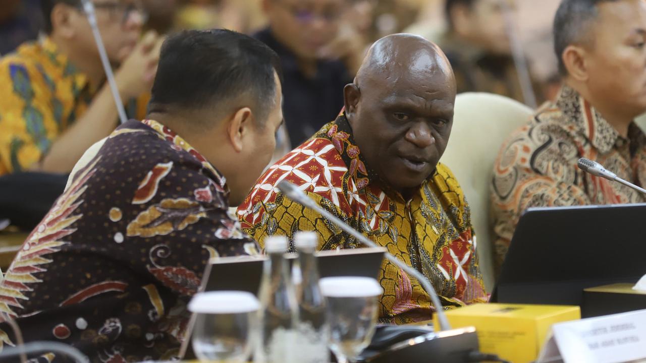 Hadir di Rapat Perdana Bersama Komisi XIII DPR RI, Menteri HAM Natalius Pigai Kenalkan Diri
